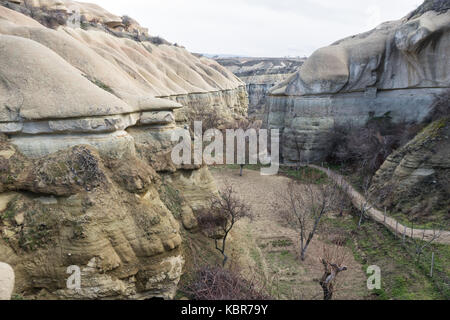 Vallée de Pigeon - canyon pittoresque au fond duquel est un sentier piétonnier pavé entre les villes de Goreme et Uchisar. Cappadoce, Turquie Banque D'Images