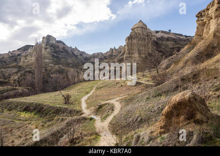 Vallée de Pigeon - canyon pittoresque au fond duquel est un sentier piétonnier pavé entre les villes de Goreme et Uchisar. Cappadoce, Turquie Banque D'Images