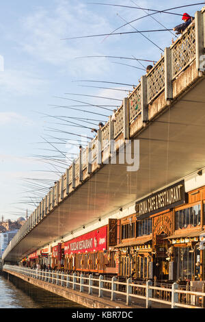 Istanbul, Turquie - 11 janvier 2015 - les pêcheurs de poissons pont de Galata à Istanbul Banque D'Images