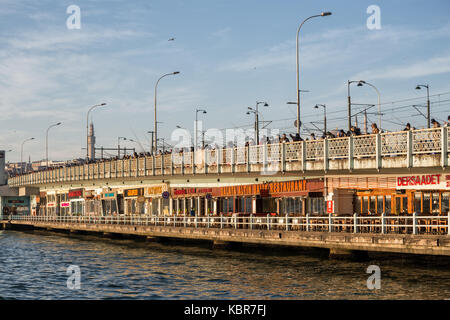 Istanbul, Turquie - 11 janvier 2015 - les pêcheurs de poissons pont de Galata à Istanbul Banque D'Images