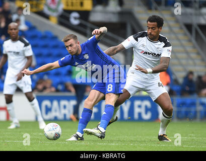 La ville de Cardiff joe ralls et Derby County's tom huddlestone (à droite) en action au cours de la sky bet championship match à Cardiff City Stadium. Banque D'Images