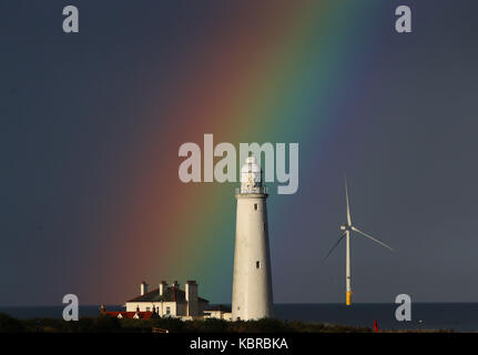 Un arc-en-ciel sur St Mary's lighthouse près de Whitley Bay dans la région de Tyne et Wear, comme plus d'instabilité susceptible d'oeil pour ce week-end et le début de la semaine prochaine. Banque D'Images