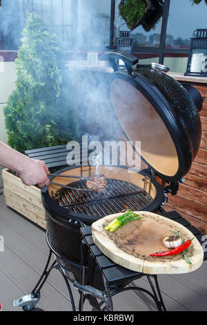 Steak est cuit sur le grill Banque D'Images