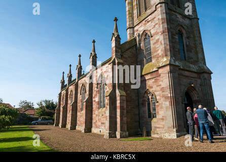 Église paroissiale de Stenton, East Lothian, Écosse, Royaume-Uni, pendant le Lammermuir Festival 2017. Audience extérieure à l'intervalle de concert Banque D'Images