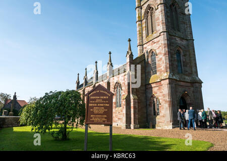 Église paroissiale de Stenton, East Lothian, Écosse, Royaume-Uni, pendant le Lammermuir Festival 2017. Audience extérieure à l'intervalle de concert Banque D'Images