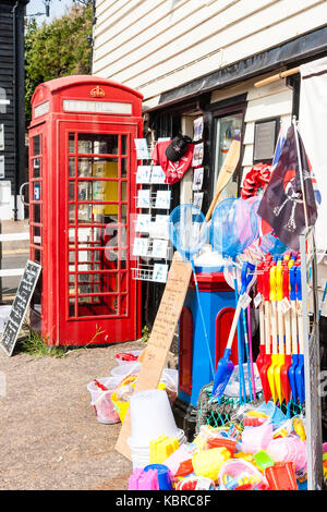 L'Angleterre, Broadstairs. La mer, le téléphone rouge fort et en premier plan, seaux colorés et spads à vendre à l'extérieur de la Maison blanche le port. Banque D'Images