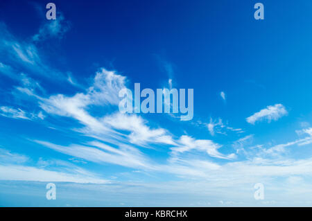 Royaume-uni de Suffolk coastal la fin de l'été, début de l'automne avec cloudscape filandreux cirrus de haute altitude sur un ciel bleu profond au-dessus de la mer du Nord Banque D'Images