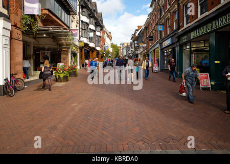 Pride Hill à Shrewsbury avec les consommateurs Banque D'Images