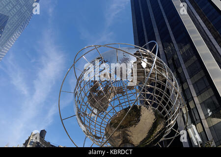 Globe terrestre argenté près du Trump International Hotel and Tower situé entre Broadway et Central Park West sur Columbus Circle. Banque D'Images