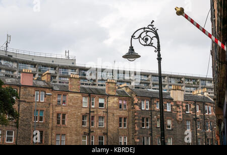 Juxtaposition de bâtiments et d'appartements de conseil, Cables Wynd, nommés les appartements Banana, Leith, Écosse, Royaume-Uni. Lampadaire et barre de barbier ornés Banque D'Images