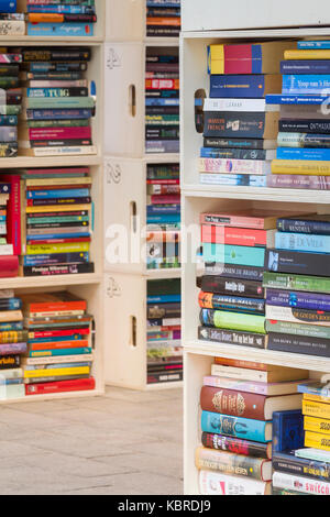 Marché du livre livres dans des boîtes empilées l'une sur l'autre Banque D'Images