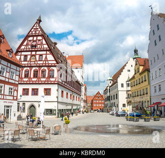 Vieille ville, maisons à colombages et place avec fontaine, Nördlingen, Swabia, Bavière, Allemagne Banque D'Images