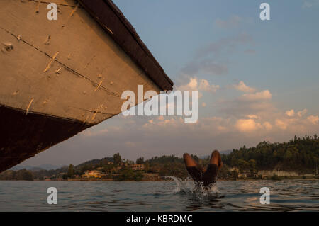 Plonger, la tête la première, le lac Kivu, de Kibuye, Rwanda Banque D'Images