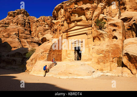 Les randonneurs à rock-église dans peu de Petra, Jordanie Banque D'Images