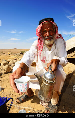 Préparer le café bédouin avec haricots rôti à la poêle et kardamom, Jordanie Banque D'Images