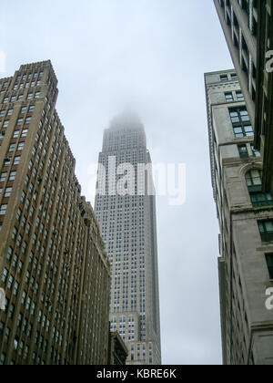 Empire state building de new york city enveloppée de brouillard. Banque D'Images