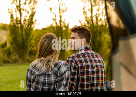 Vue d'un heureux couple camping à la nature Banque D'Images