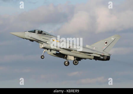 Lancement de nouveau dans le ciel, un Eurofighter Typhoon de la RAF RGF4 à partir de 11 dépassements Escadron la piste après son retour d'un vol d'entraînement. Banque D'Images