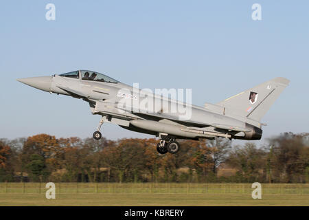 L'Eurofighter Typhoon RGF4 de la RAF et de l'évaluation des essais cliniques, de l'Escadron 17 sur le point d'atterrir à RAF Coningsby. Banque D'Images