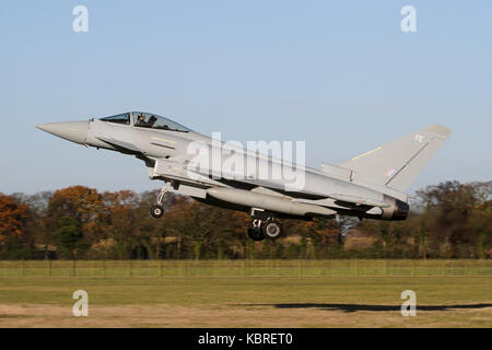 L'Eurofighter Typhoon de la RAF non marqués RGF4 atterrissage à RAF Coningsby suite à une sortie de formation locales. Banque D'Images