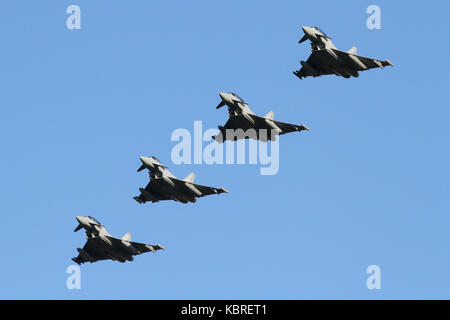 Quatre RAF Coningsby basé l'Eurofighter Typhoon l'aérodrome approche dans le toit avant de rompre pour l'atterrissage. Banque D'Images