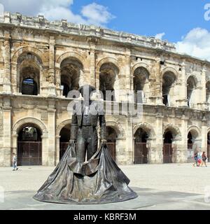 La statue du matador Christian Montcouquiol ('Nimeño II') en face de l'arène de Nîmes, un amphithéâtre romain construit en 70 après J.-C. Banque D'Images