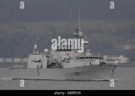 Le NCSM Montréal (FFH-336), une frégate de classe Halifax (classe ville) exploitée par la Marine royale du Canada, arrivant pour l'exercice guerrier interarmées 17-2. Banque D'Images