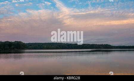 Nuages reflétée sur grand lac Banque D'Images