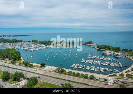 Vue aérienne de Lake Shore Drive, Belmont, Port et le lac Michigan. Banque D'Images