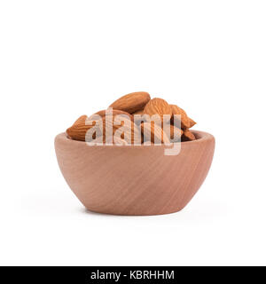 Bio amandes bio à bol en bois isolé sur fond blanc. Banque D'Images
