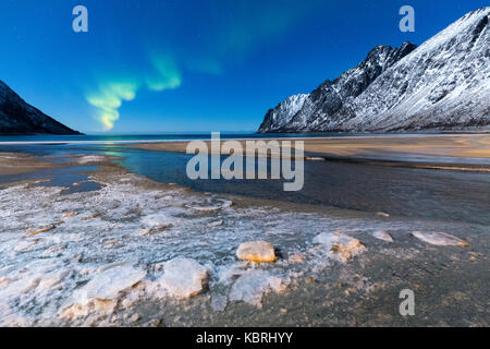 Northern Lights dans le ciel nocturne plus ersfjord ersfjord, ersfjorden. plage, senja, Norvège, europe. Banque D'Images