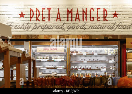 Londres, Royaume-Uni - 30 septembre 2017 - des aliments froids sont exposés sur les réfrigérateurs à étages multiples de pret A manger, un café et sandwicherie britannique Banque D'Images