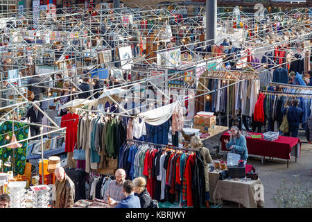 Londres, Royaume-Uni - 30 septembre 2017 - les gens font du shopping à Old Spitalfields Market, un marché d'antiquités et vintage connu à Londres Banque D'Images