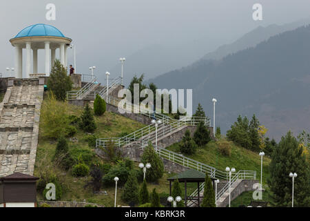 Almaty, Kazakhstan, le 23 septembre 2017 : voir au monument avec des escaliers et les montagnes au lever du soleil, le fond de ciel dans le parc de premier président dendra nu Banque D'Images