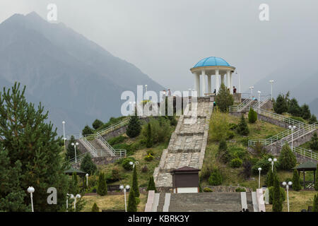 Almaty, Kazakhstan, le 23 septembre 2017 : voir au monument avec des escaliers et les montagnes au lever du soleil, le fond de ciel dans le parc de premier président dendra nu Banque D'Images