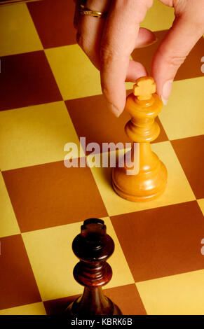 La femme jouant aux échecs roi déplacer Banque D'Images