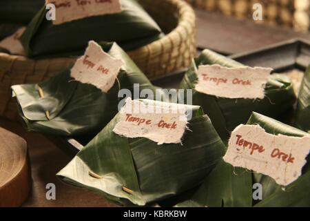 Nasi kucing tempe orek javanais. Petite partie avec plat de riz épicé, de tempeh sauté servi dans des feuilles de banane de colis. Banque D'Images