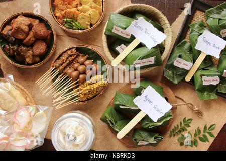 Angkringan Nasi Kucking. Cuisine populaire javanaise de rue avec petit plat de riz avec variété de plats d'accompagnement dans le style luxueux. Banque D'Images