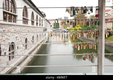L'amour se verrouille verrouillé sur la barrière du pont à Ljubljana, Slovénie Banque D'Images