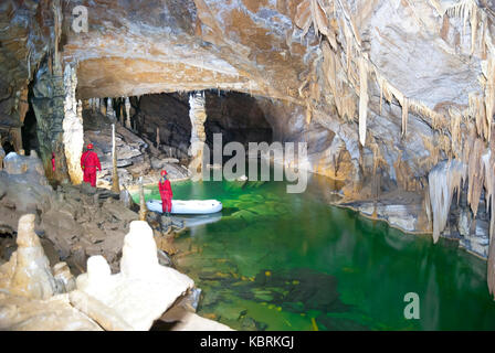 Les visiteurs dans la caverne à undergoung lake Banque D'Images