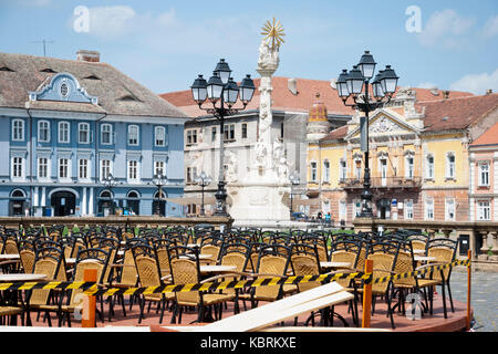 Chaises et tables sur square à Timisoara, Roumanie Banque D'Images