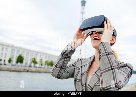 Femme dans la réalité virtuelle Banque D'Images