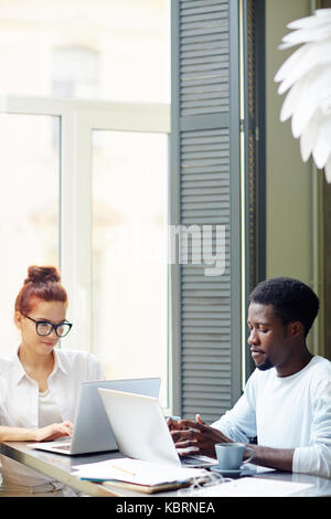 L'accent sur le travail de jeunes collègues Banque D'Images