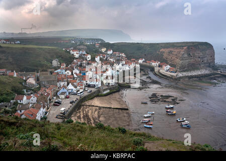 Une mer fret descend sur le village côtier de Staithes, North Yorkshire, UK. Vu de la Cleveland Way chemin. Banque D'Images