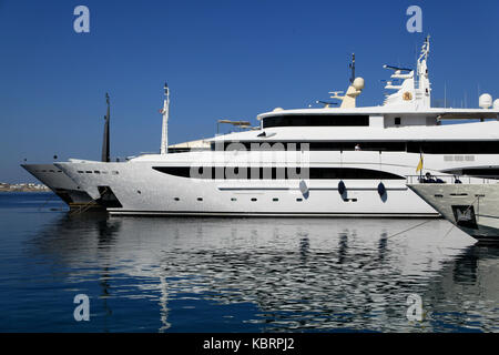 Luxury yachts amarrés dans le port de Mykonos, Mykonos, Grèce Banque D'Images