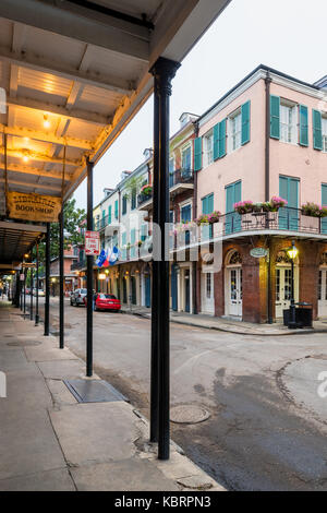Street dans le quartier français au centre-ville de La Nouvelle Orléans, Louisiane, États-Unis, avec ses typiques et d'un balcon en fer forgé, distinctif de la région Banque D'Images
