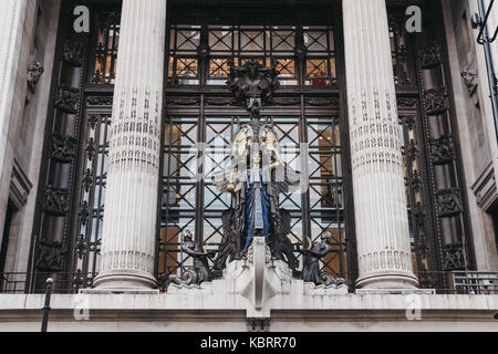 Reine de l'horloge au-dessus de l'entrée principale de grand magasin Selfridges. L'horloge a été installée en 1931 pour marquer le 21e anniversaire du magasin. Banque D'Images