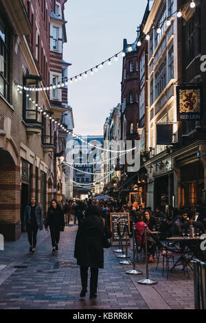 Les gens de marcher sous les cordes des lumières dans la rue Royale. Il s'étend du nord au sud, forment la liberté et parallèle et entre les rues Regent et Carnaby Banque D'Images