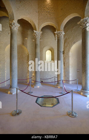 Anciennes colonnes du c5e Baptistère octogonal, ou Baptistère, l'une des rares survivants de Christian Gaul, Riez ou Riez-la-Romaine Provence France Banque D'Images