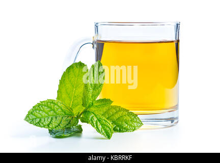 Le thé à la menthe et les feuilles de menthe isolé sur fond blanc. Banque D'Images